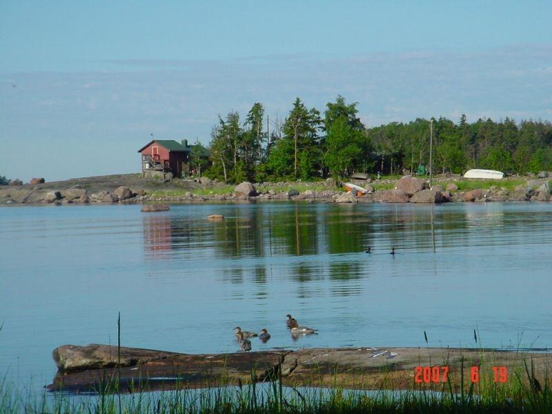 Klippstrand och stuga på Stora Lövö